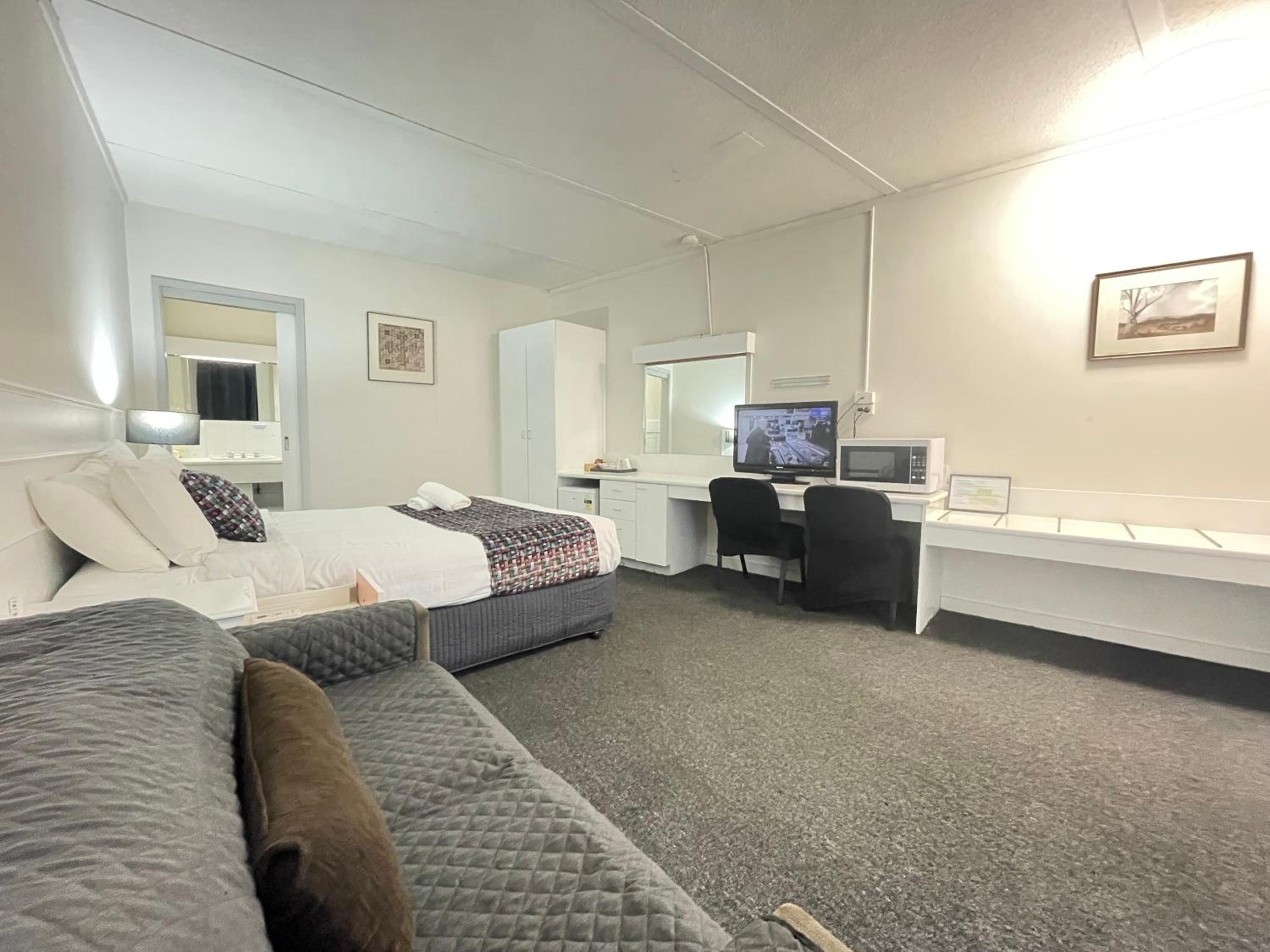 Parkside Inn Motel - Image 2