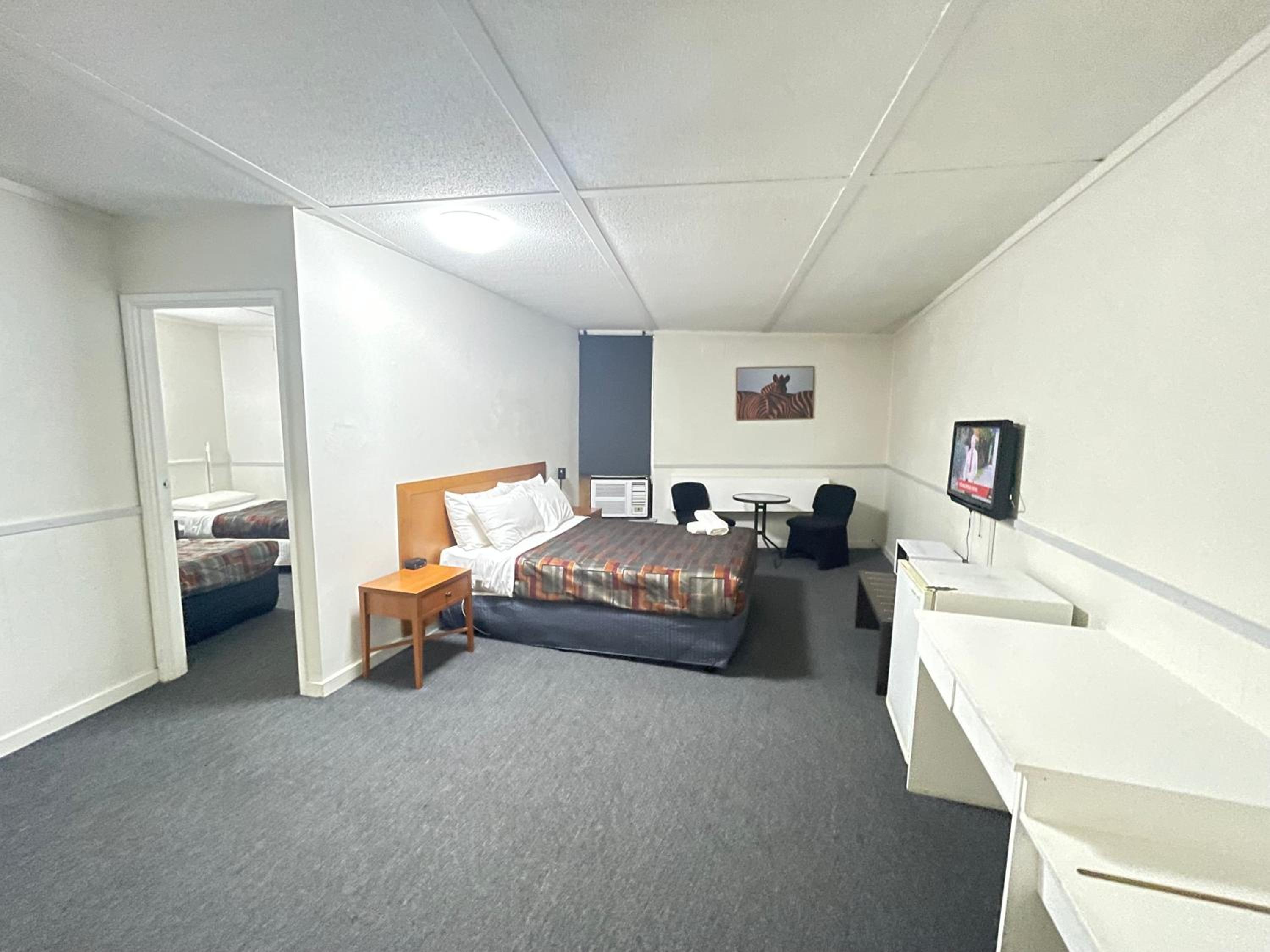 Parkside Inn Motel - Image 4