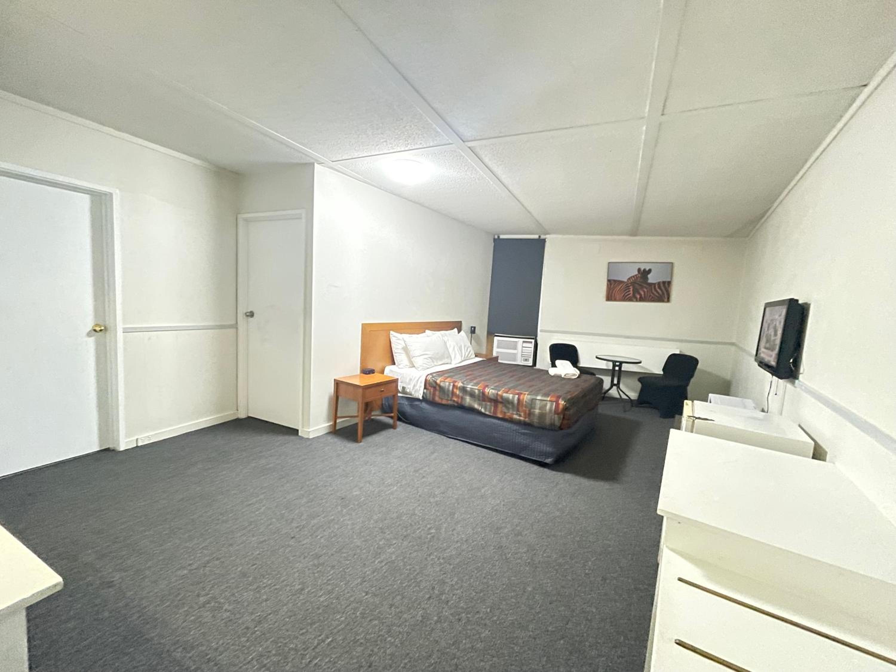 Parkside Inn Motel - Image 5