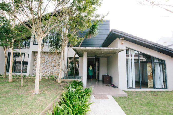 VILLA LUXURY BANGLOW at TOWN TELUK CHEMPEDAK photo 1