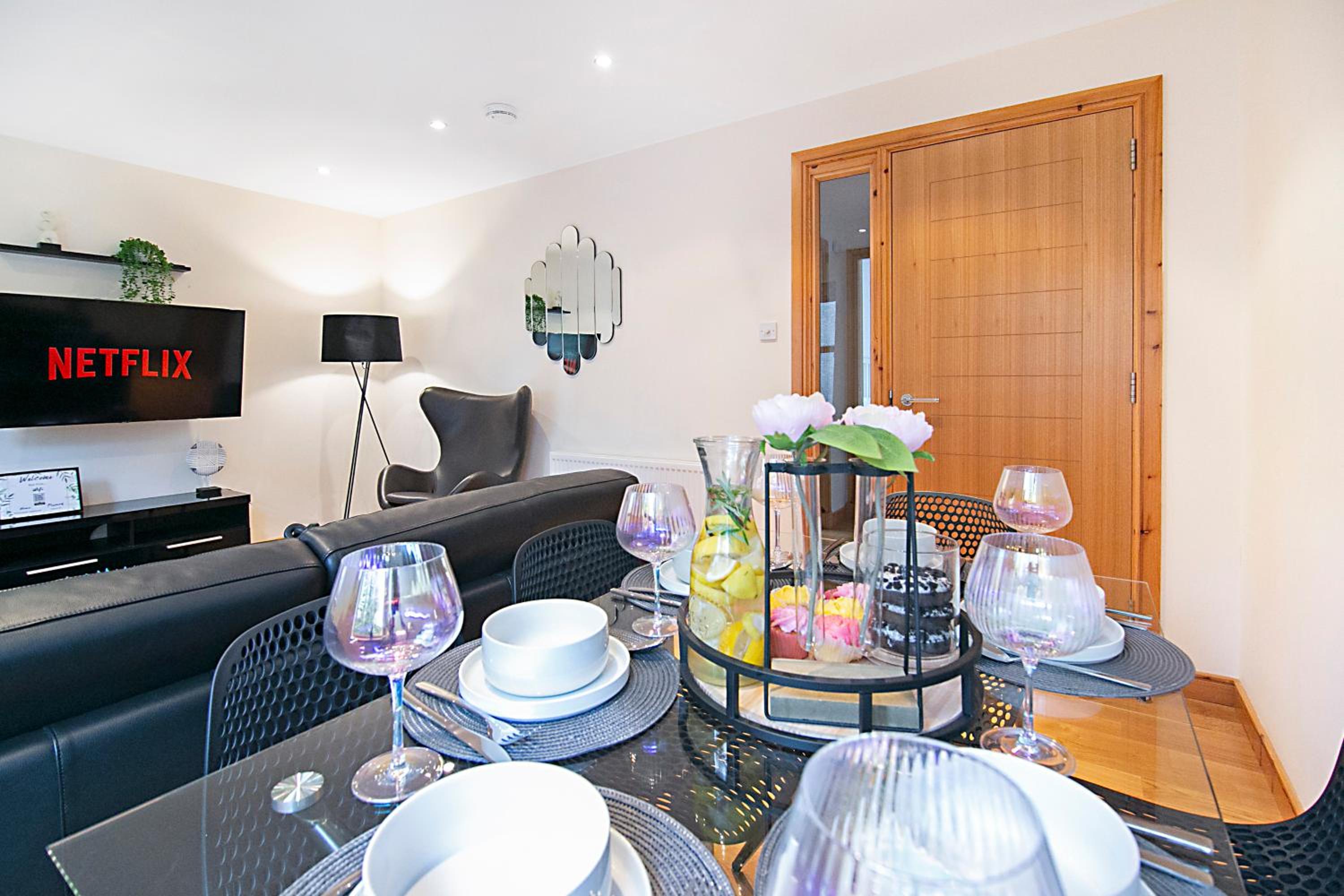 Willowbank Road Apartments - Pets & Two Parkings view 2