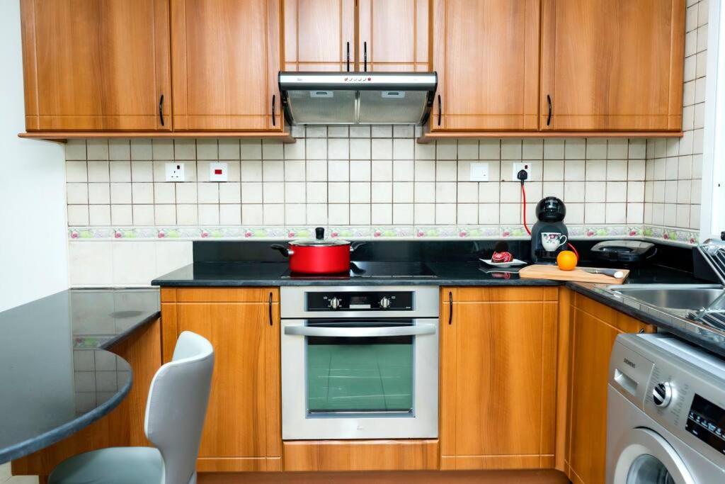 Two Continents Holiday Homes - Sea & Palm View Elegant 1 Bedroom Apartment