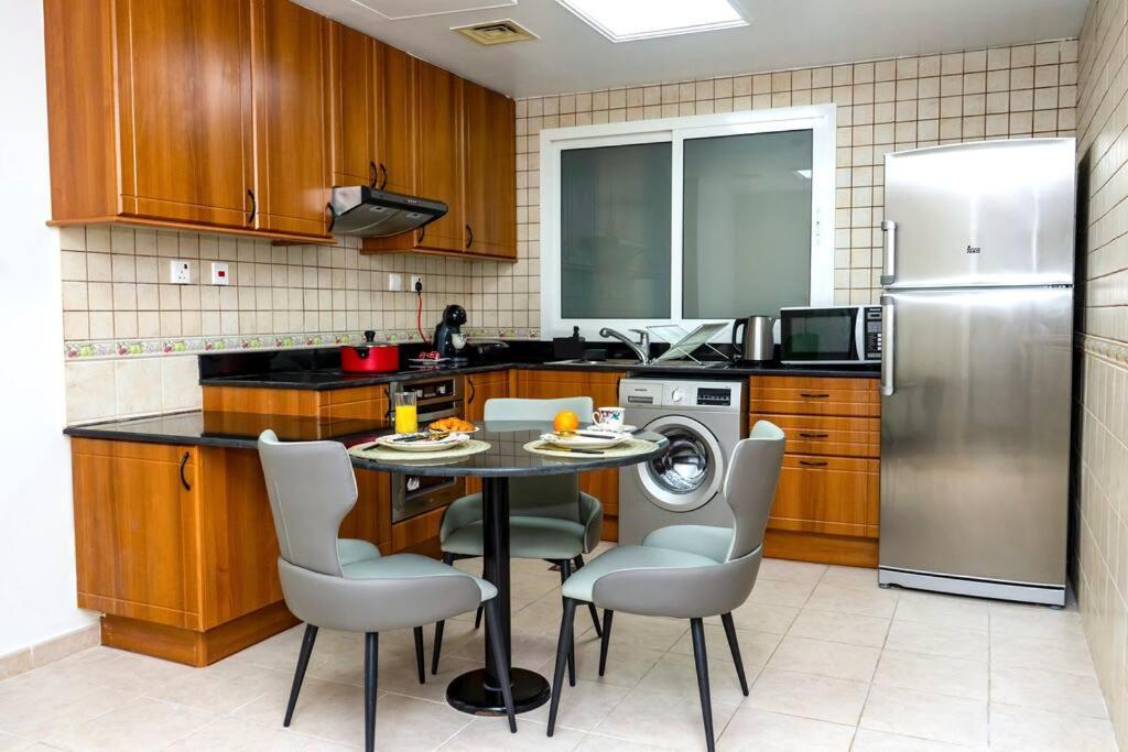Two Continents Holiday Homes - Sea & Palm View Elegant 1 Bedroom Apartment
