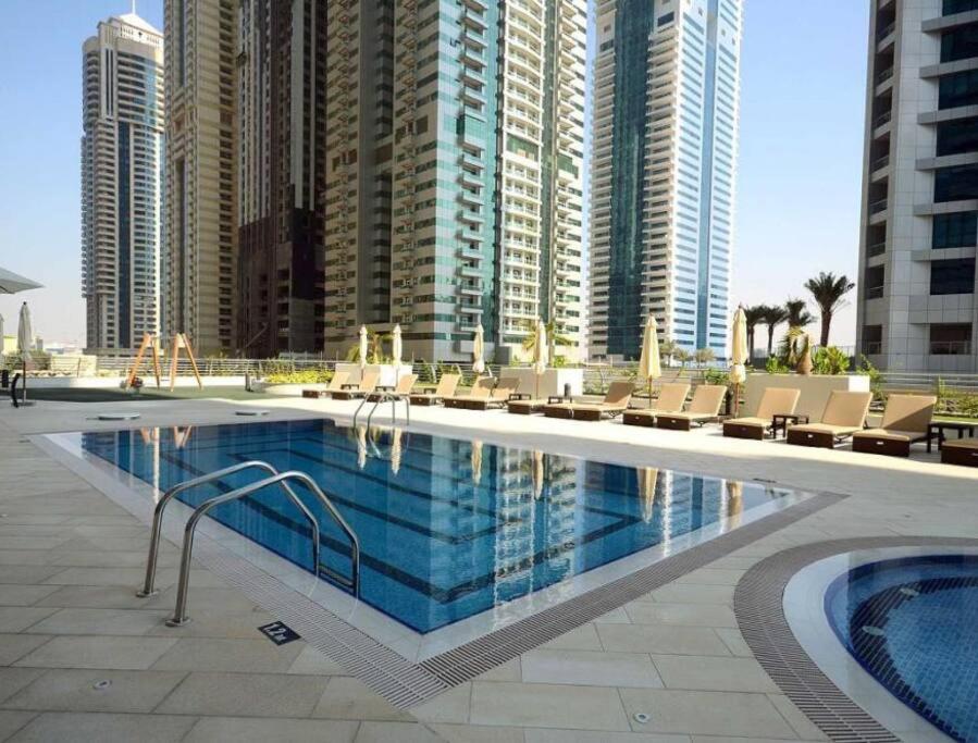 Two Continents Holiday Homes - Sea & Palm View Elegant 1 Bedroom Apartment