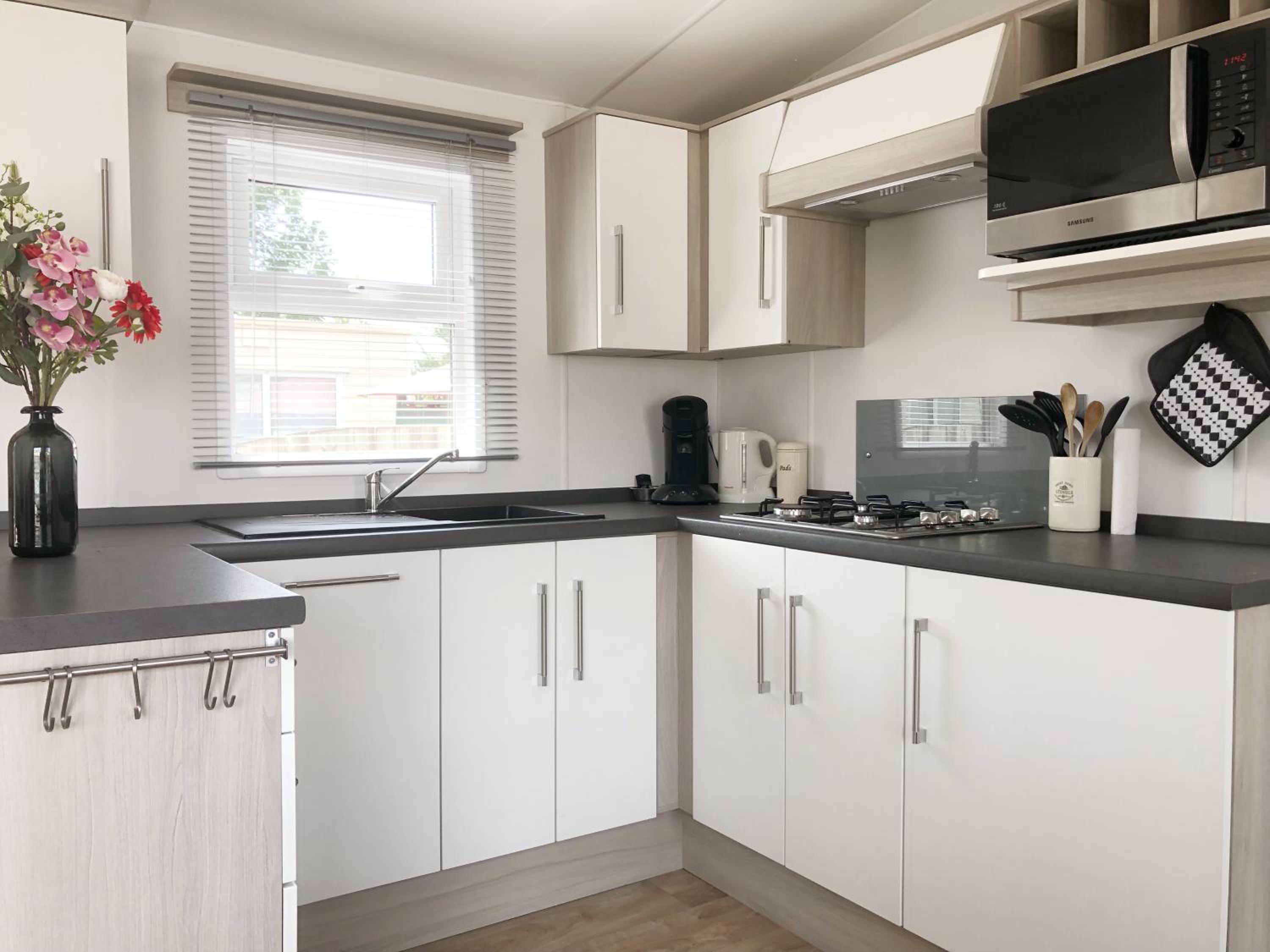 Chalet 555 op Recreatiepark De Wielen view 4