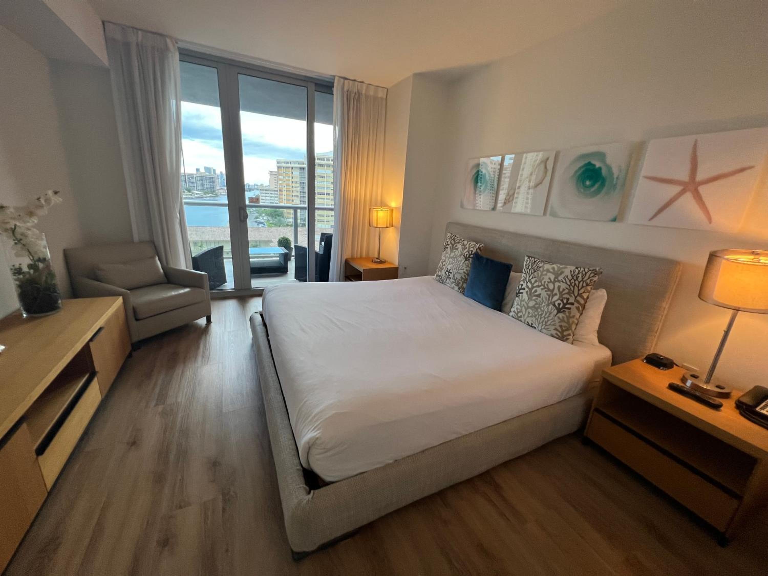 Designer Beachfront Apartment Views, Luxury & Full Kitchen 805 A view 3