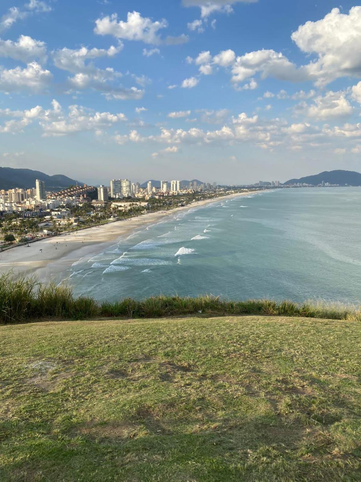 Apartamento com Estacionamento, Wi-Fi, Ar condicionado a 300 metros da Praia da Enseada no Guarujá. view 3