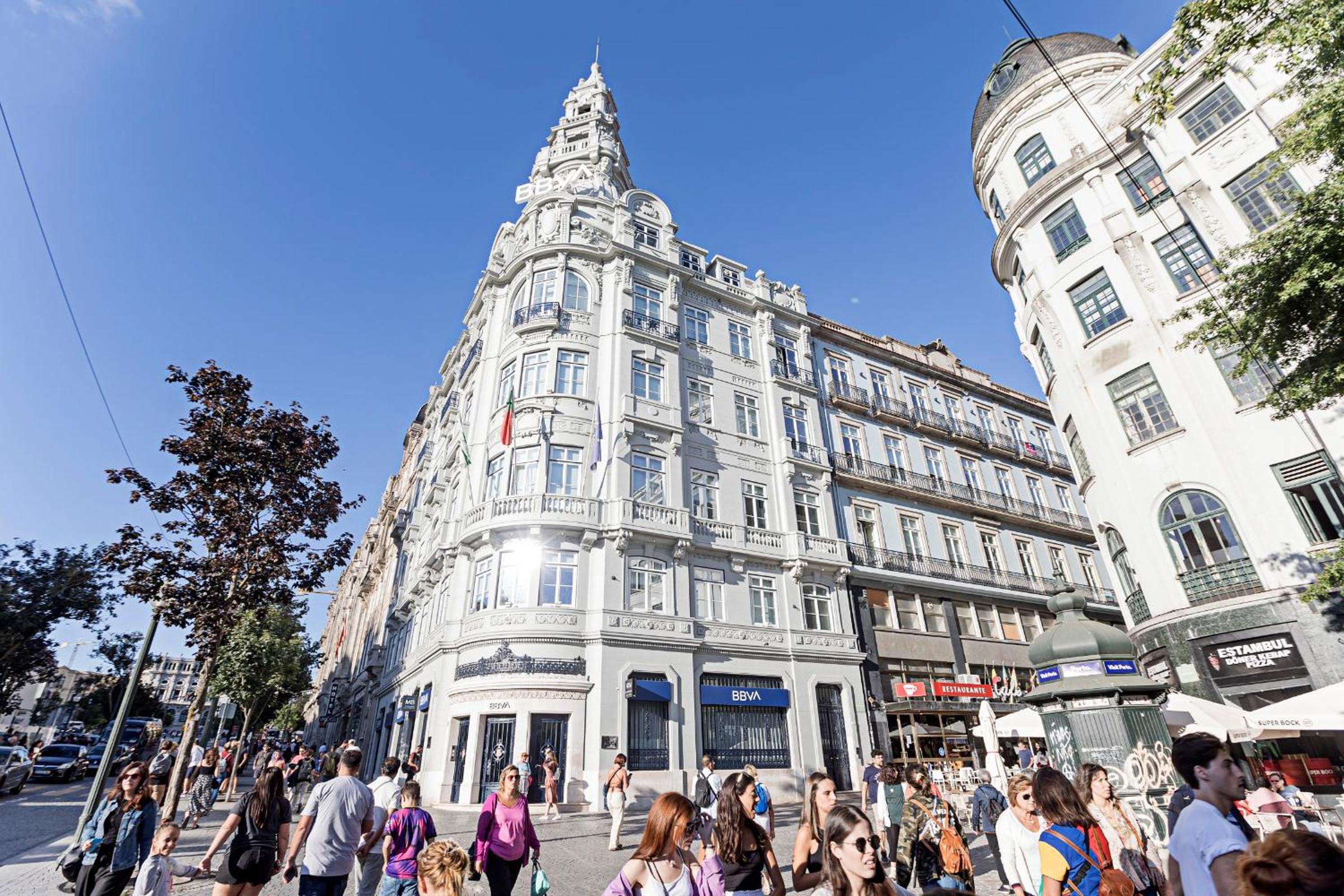 Aliados Premium 1BR w/ Terrace by LovelyStay view 4