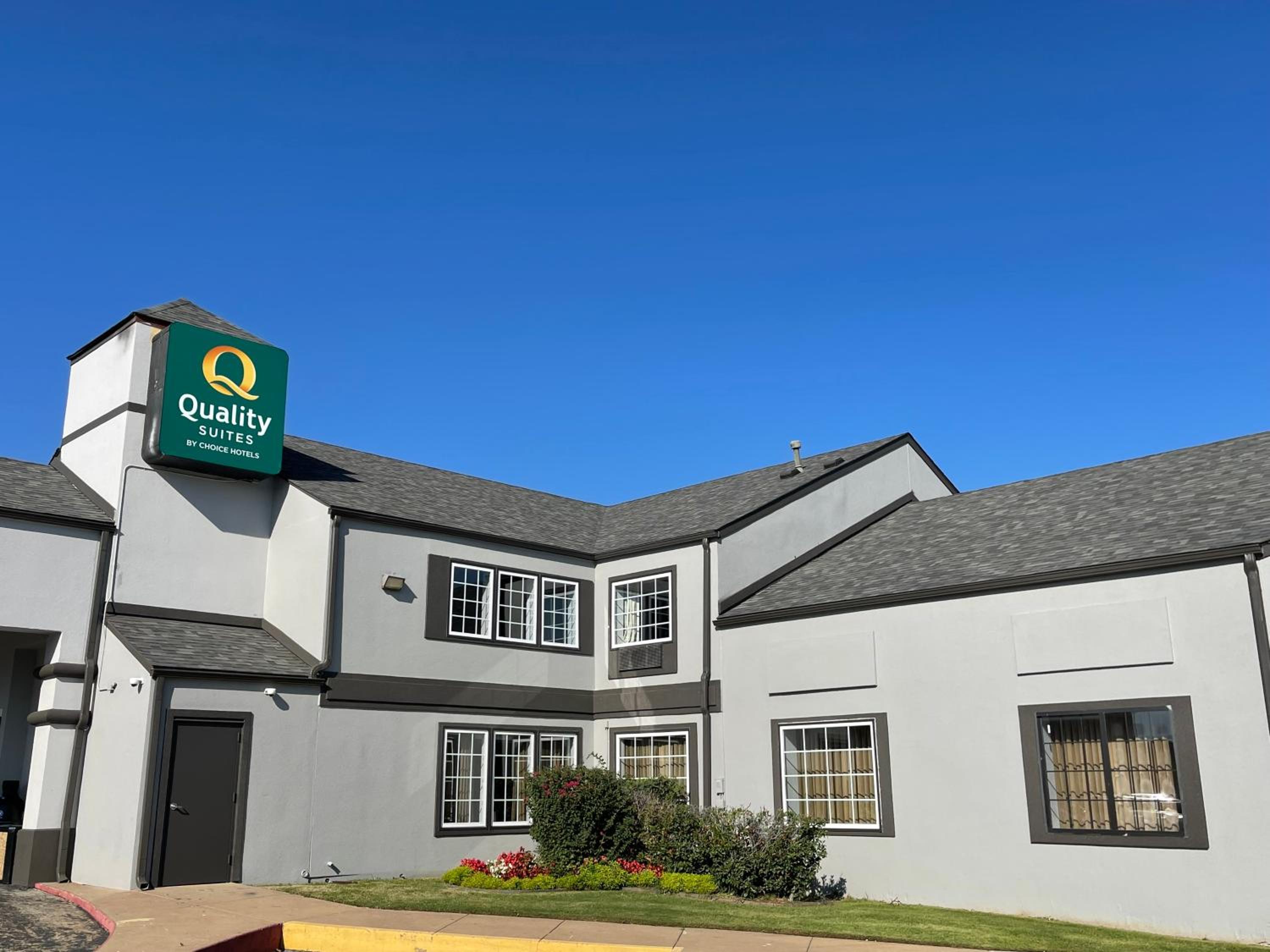 Hotel Quality Suites I-44 - Image 1