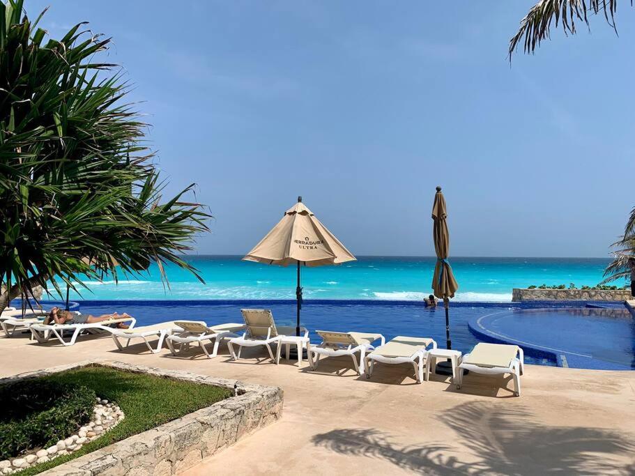 *TURQUOISE ESCAPE- Beachfront Studio by Casa Paraiso*