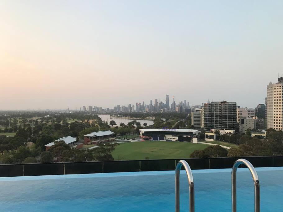 Rooftop infinity pool - St Kilda luxury