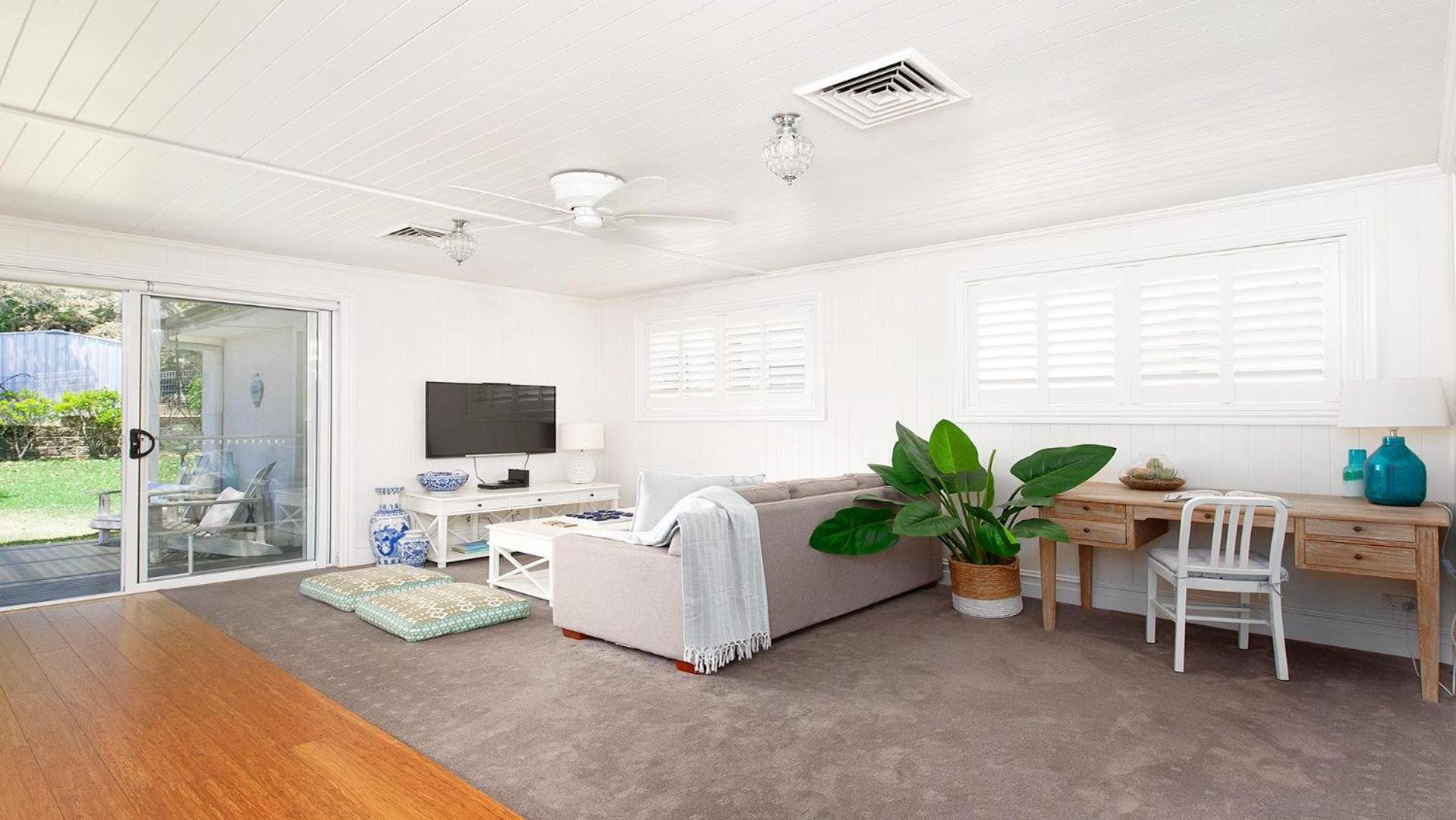 The Hamptons Beach House near Dutchie's walk to Nelson Bay
