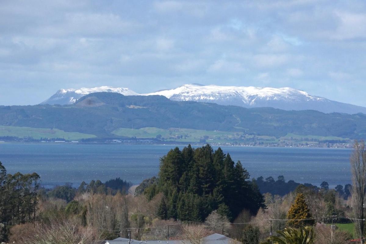 Rotorua Lake View Villa view 3