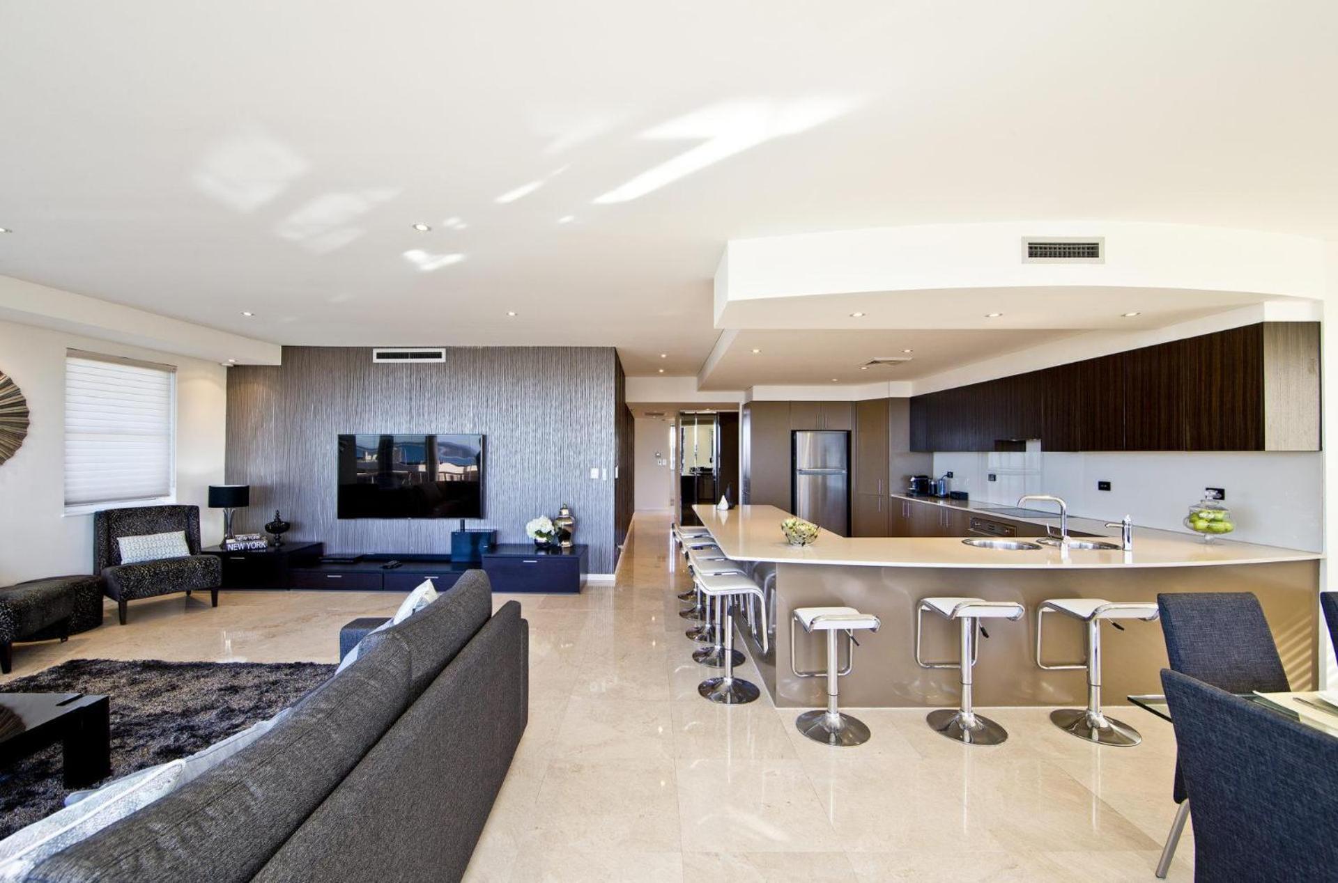 Penthouse Palace - Private Heated Pool and Spa