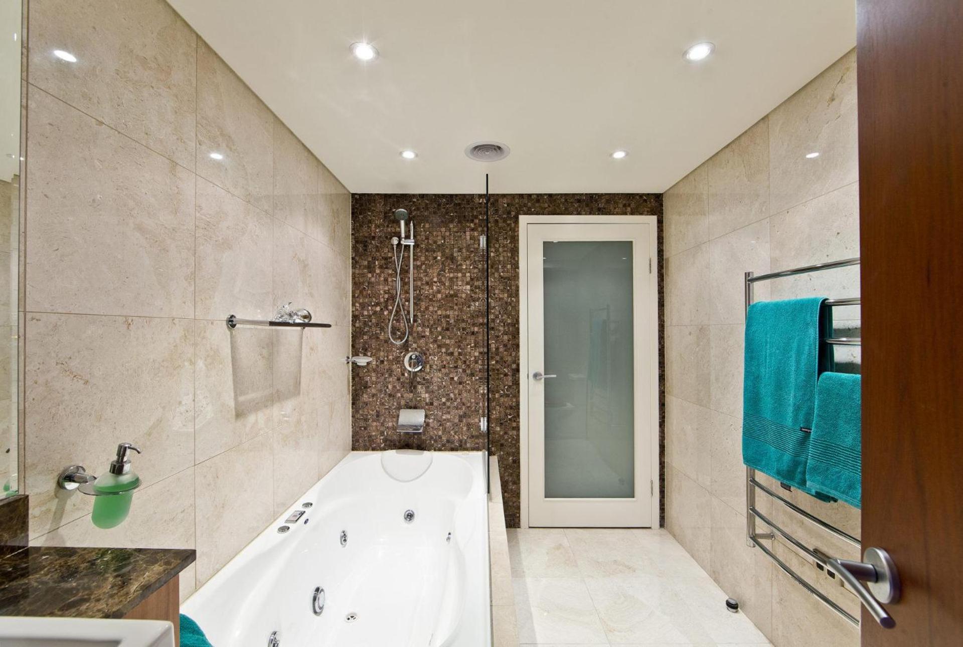Penthouse Palace - Private Heated Pool and Spa