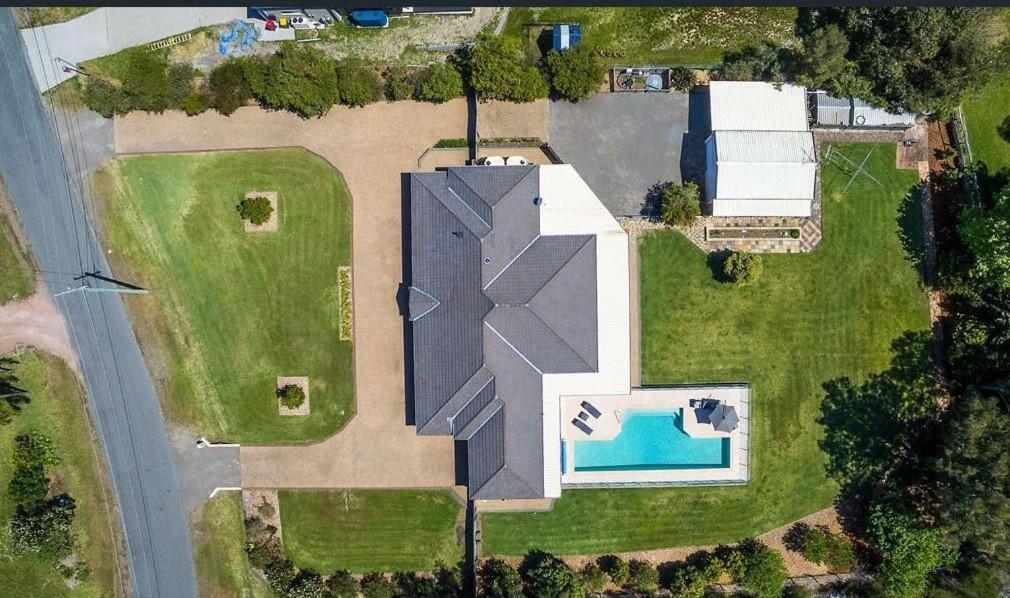 Coast and Country Estate - 15m Heated Pool and Minutes to Beach