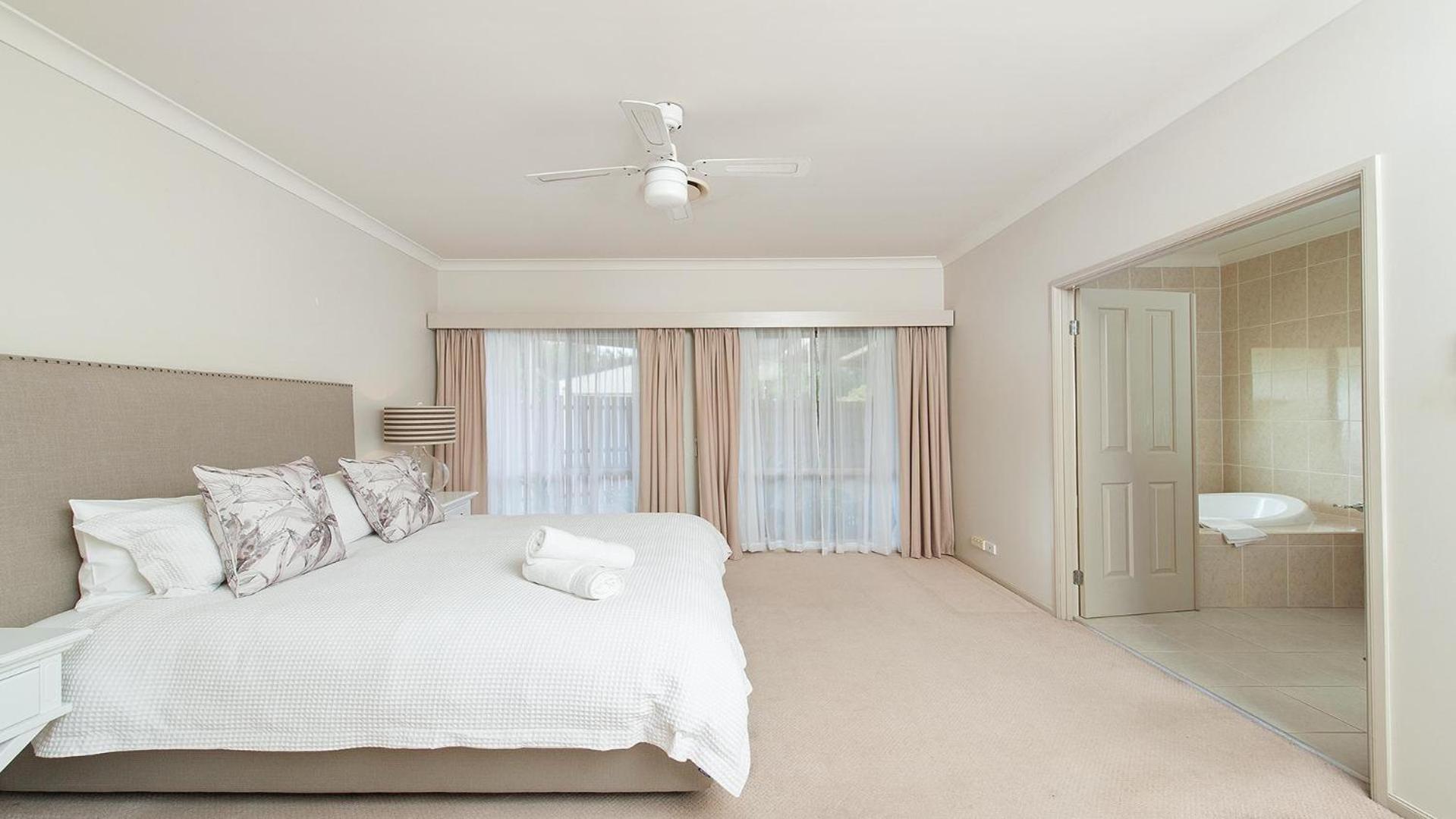 Coast and Country Estate - 15m Heated Pool and Minutes to Beach