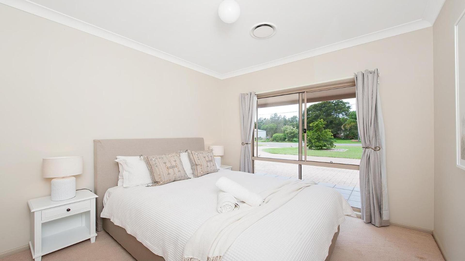 Coast and Country Estate - 15m Heated Pool and Minutes to Beach