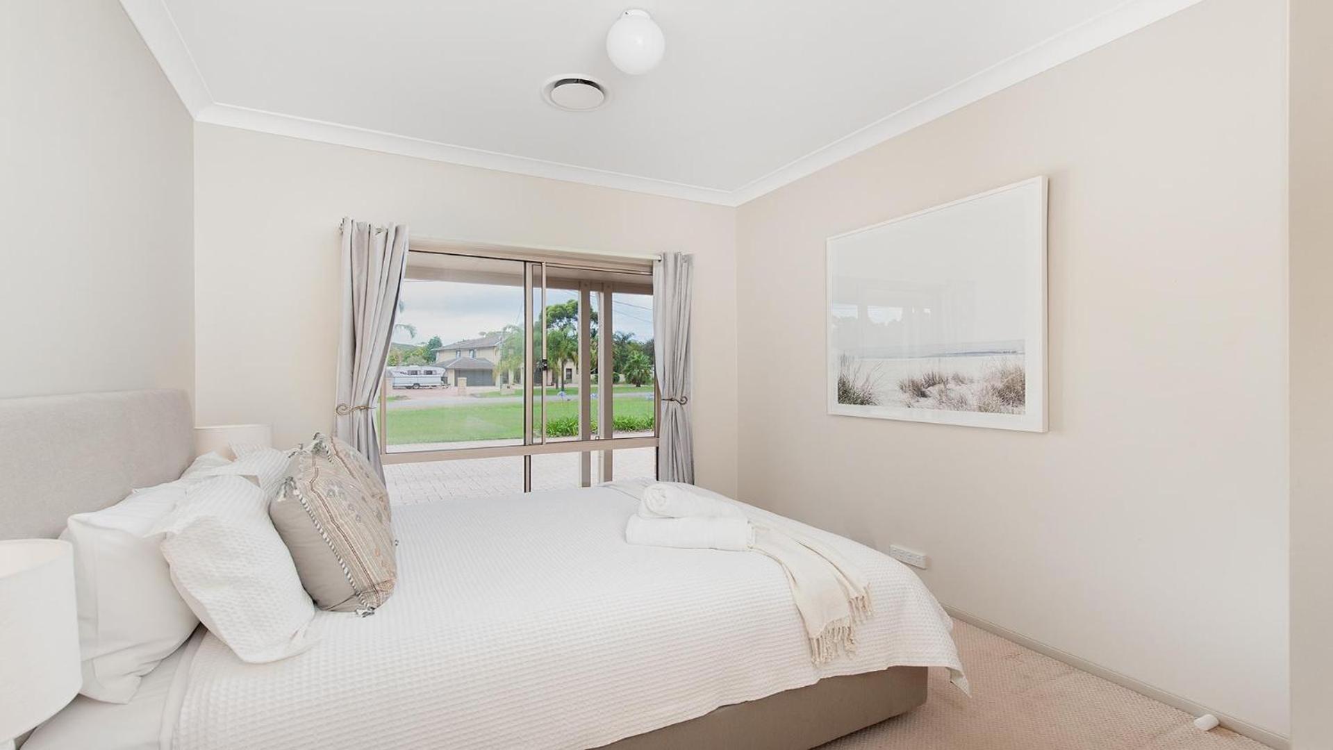 Coast and Country Estate - 15m Heated Pool and Minutes to Beach