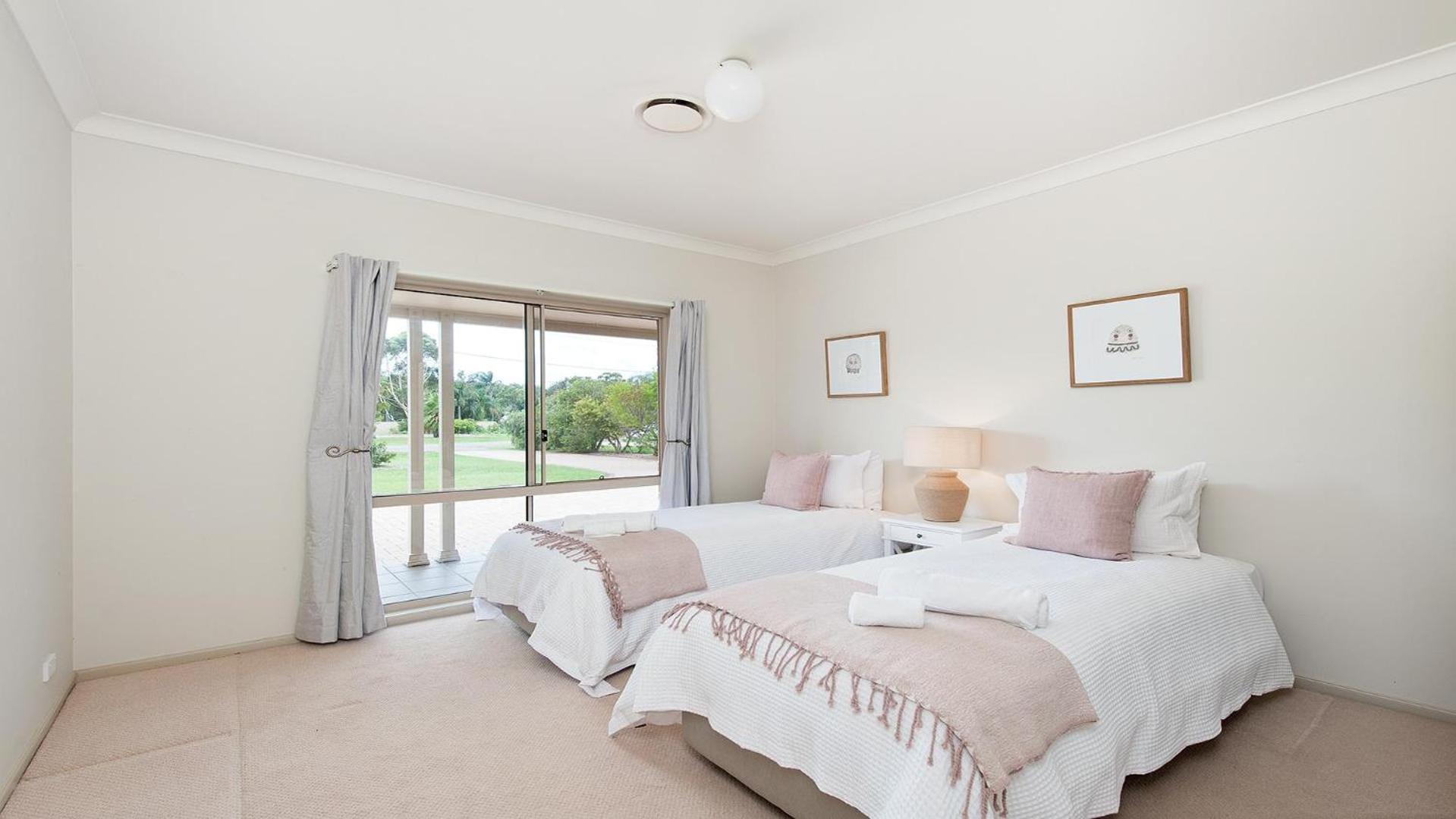 Coast and Country Estate - 15m Heated Pool and Minutes to Beach