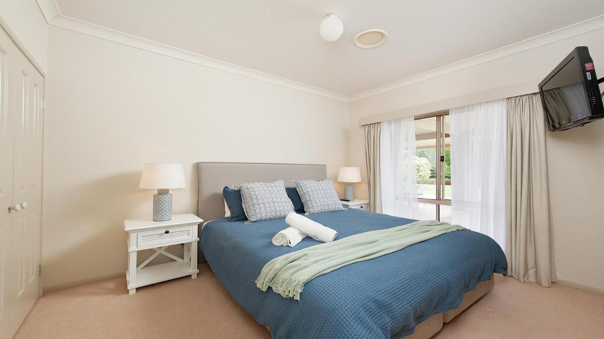 Coast and Country Estate - 15m Heated Pool and Minutes to Beach