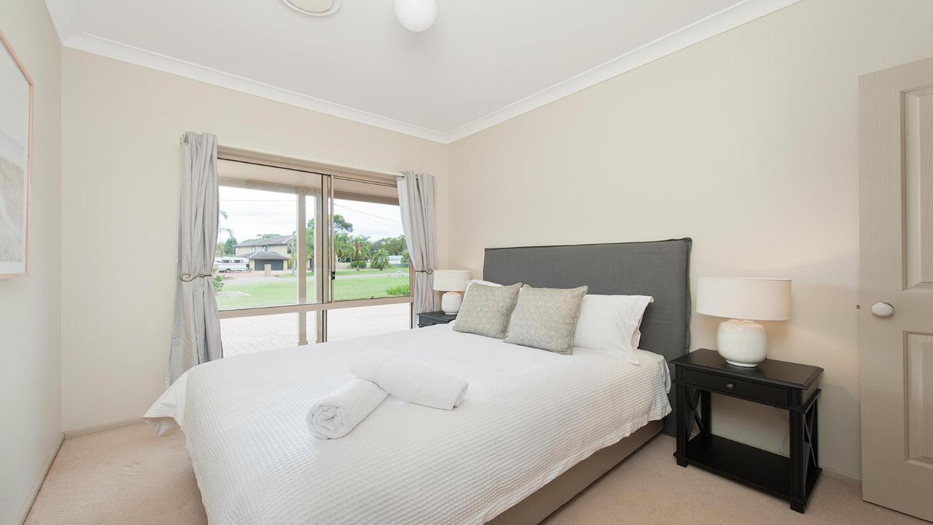 Coast and Country Estate - 15m Heated Pool and Minutes to Beach