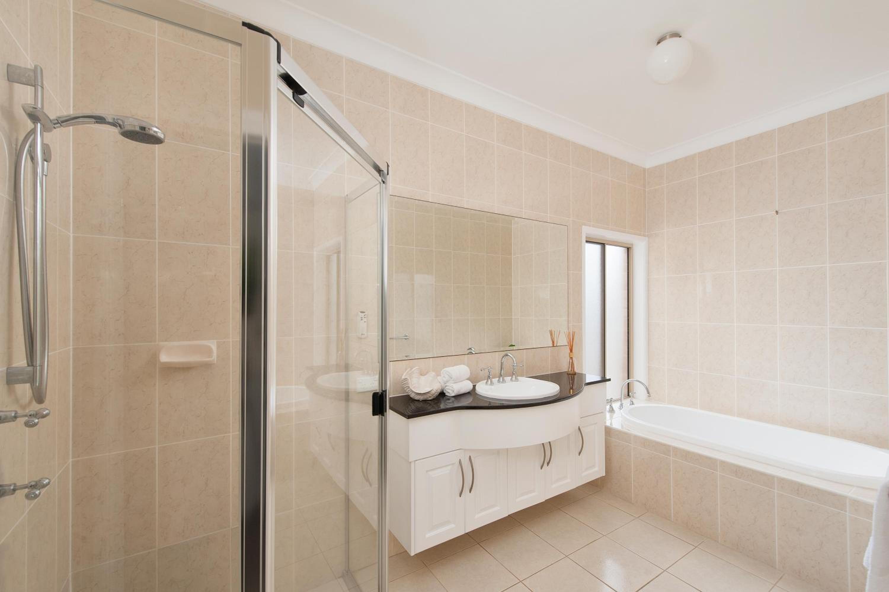 Coast and Country Estate - 15m Heated Pool and Minutes to Beach
