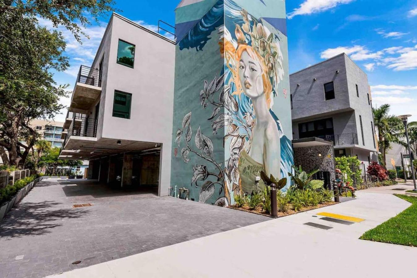 Pretty Rola 302 Cozy Condo with King Bed Great Location view 5