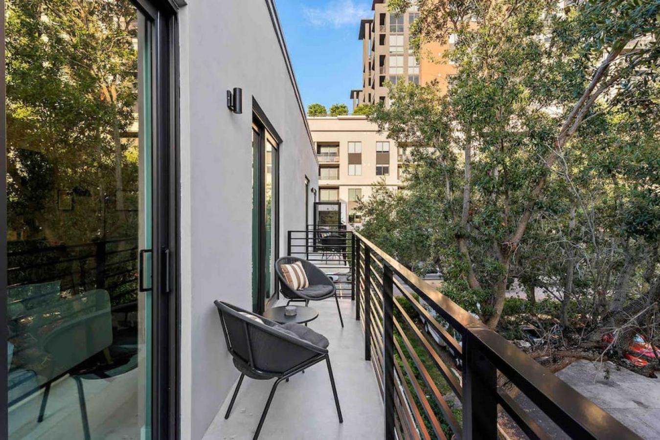 Pretty Rola 304 Luxury Apt w King Bed Central Area view 4
