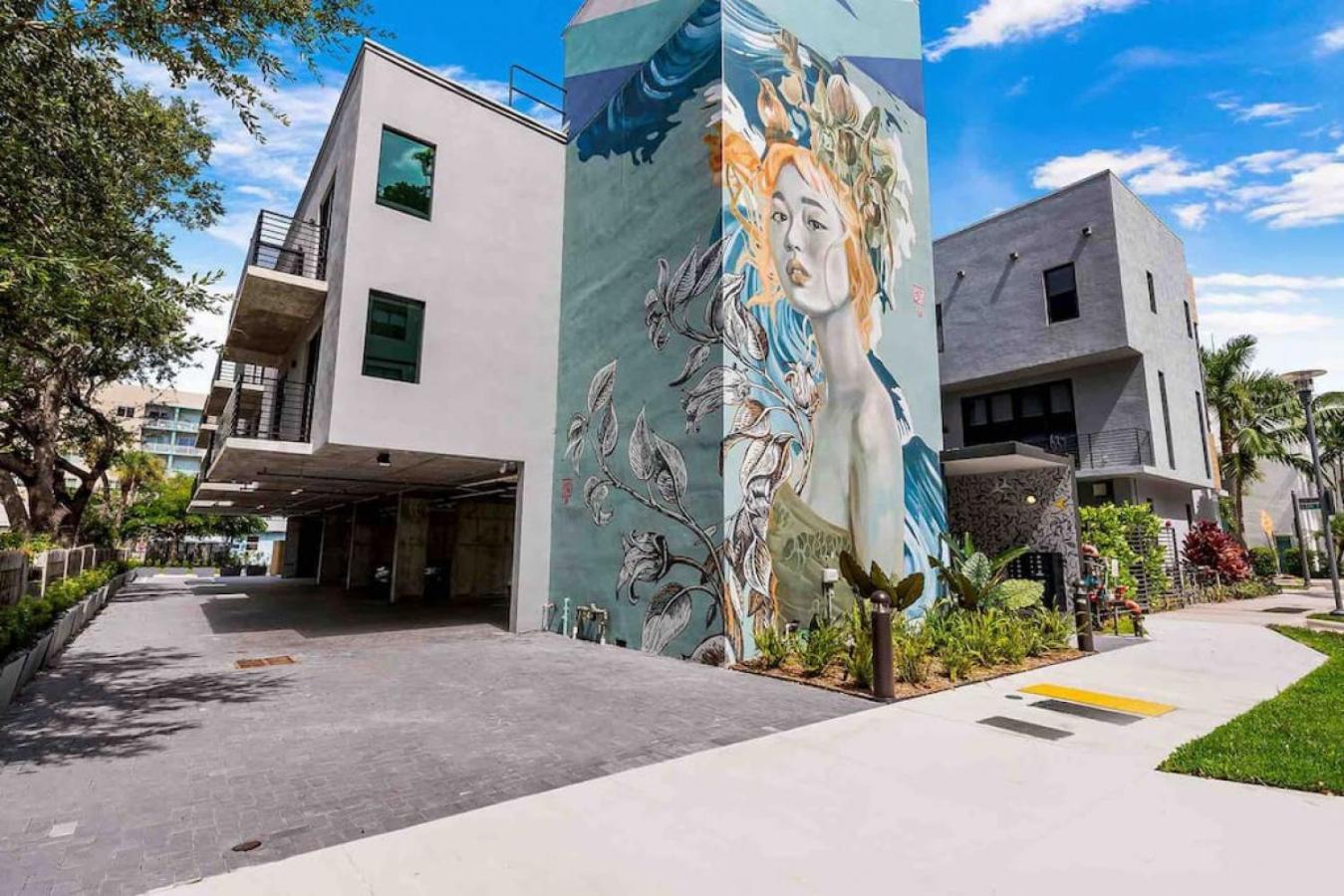 Pretty Rola 303 Signature Apartment w King Bed Brand new and Central Location