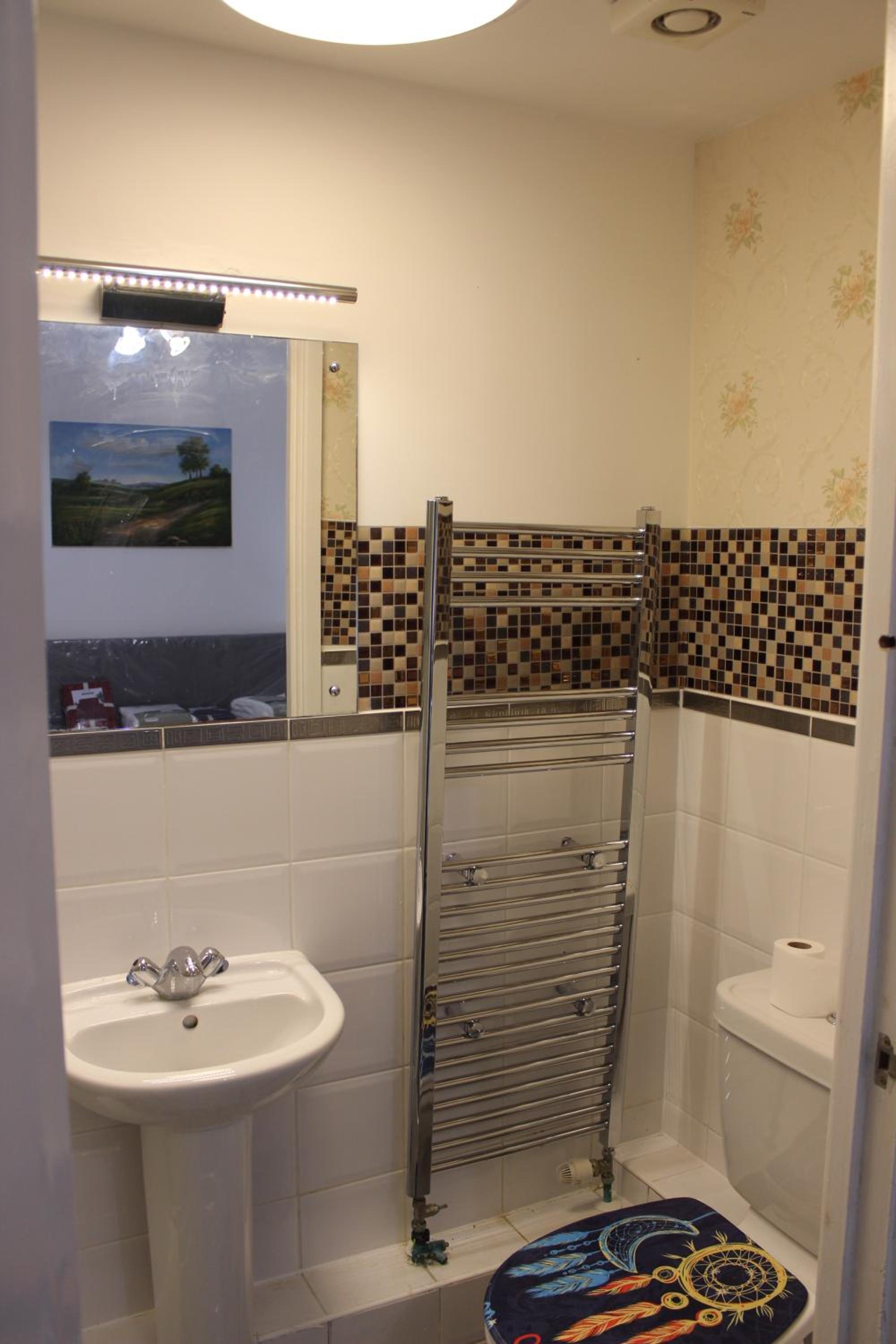 London 2 double bedrooms 2 Bathrooms Holiday Home - Parking SKYSPORTS, NETFLIX - 2 - 3 minutes walk to the Train station - 19min to London Liverpool Street