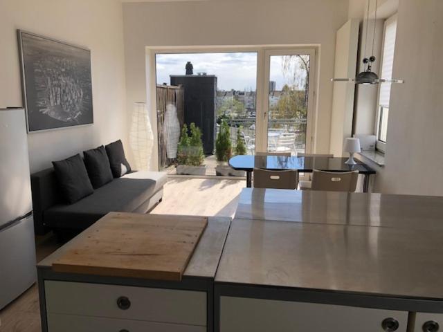 studio b - Sunny City Business Apartment with roof-top terrace for 2-4 guests