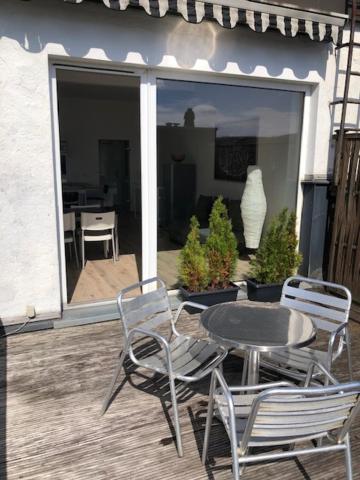 studio b - Sunny City Business Apartment with roof-top terrace for 2-4 guests