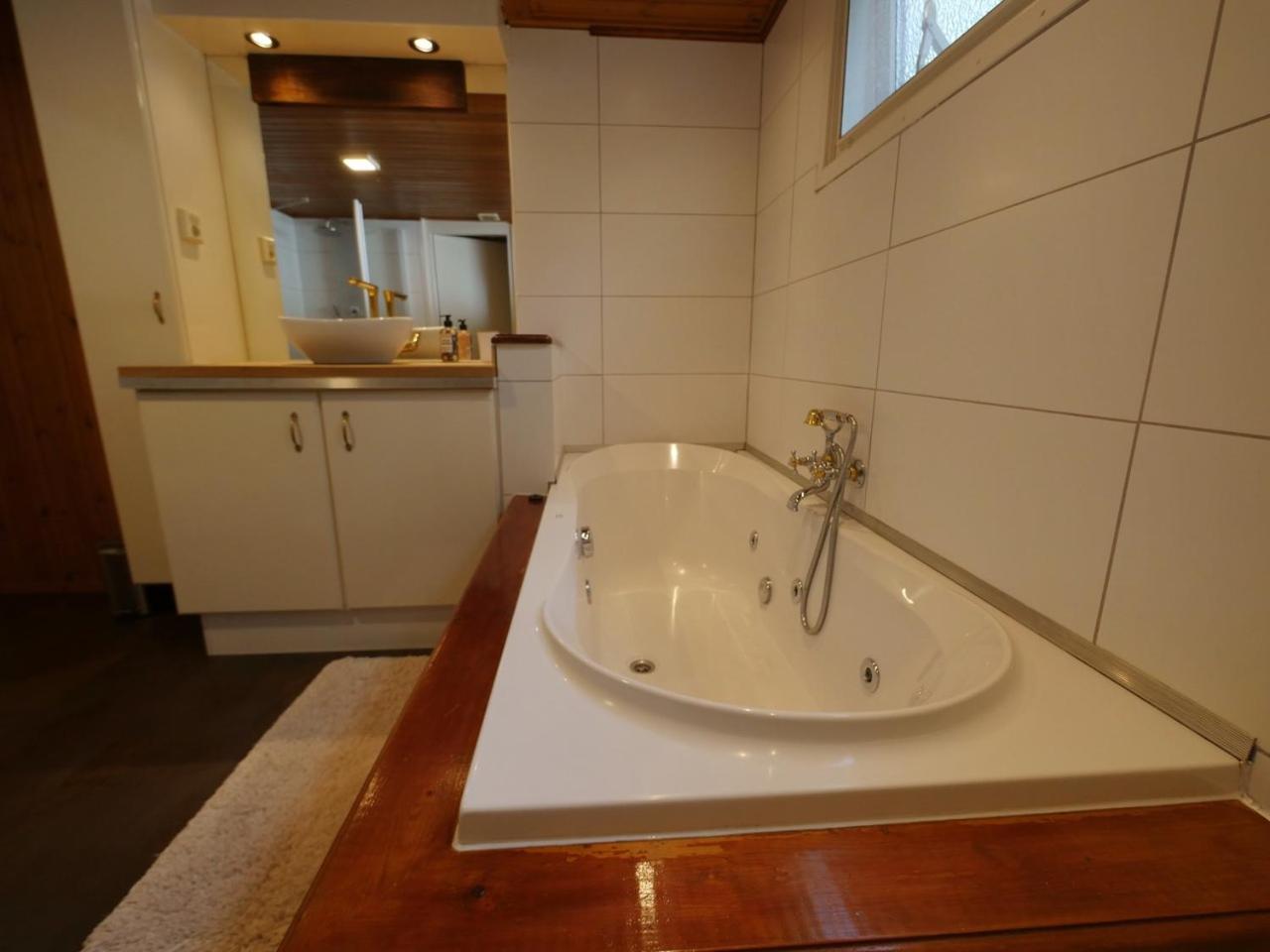 Perfect get away - Cosy Cabin in the Woods view 4