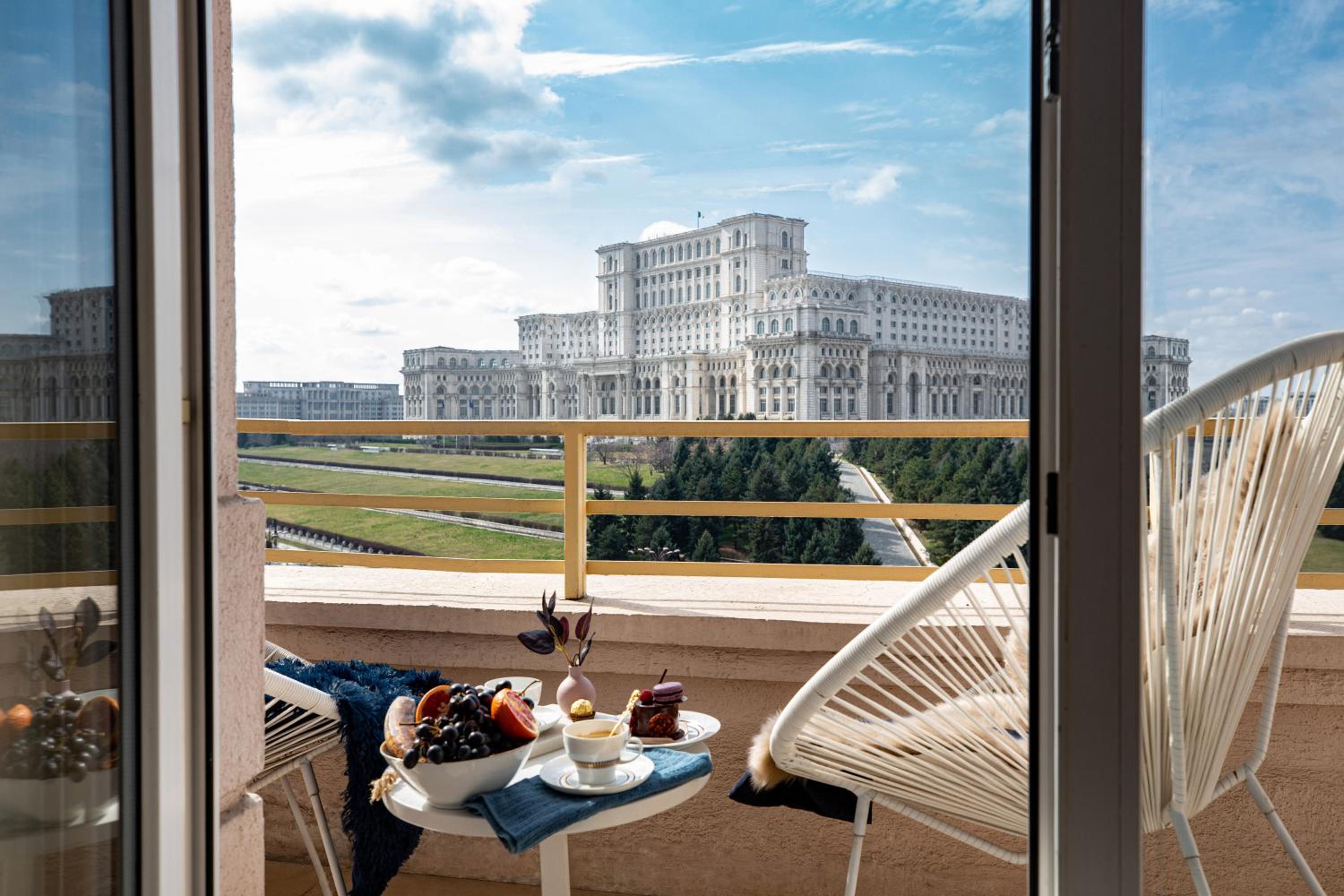 Qult - Monarch view 2