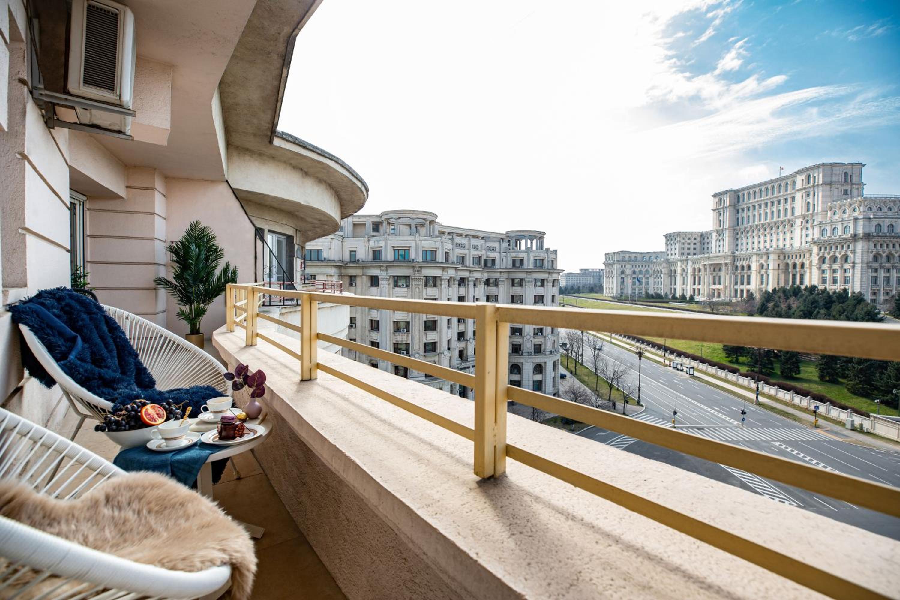 Qult - Monarch view 3