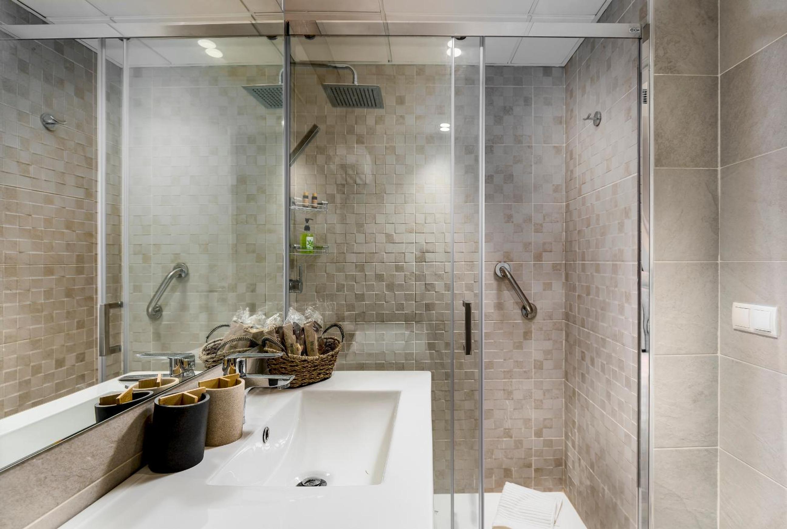 Apartamento deluxe con piscina, terraza & parking