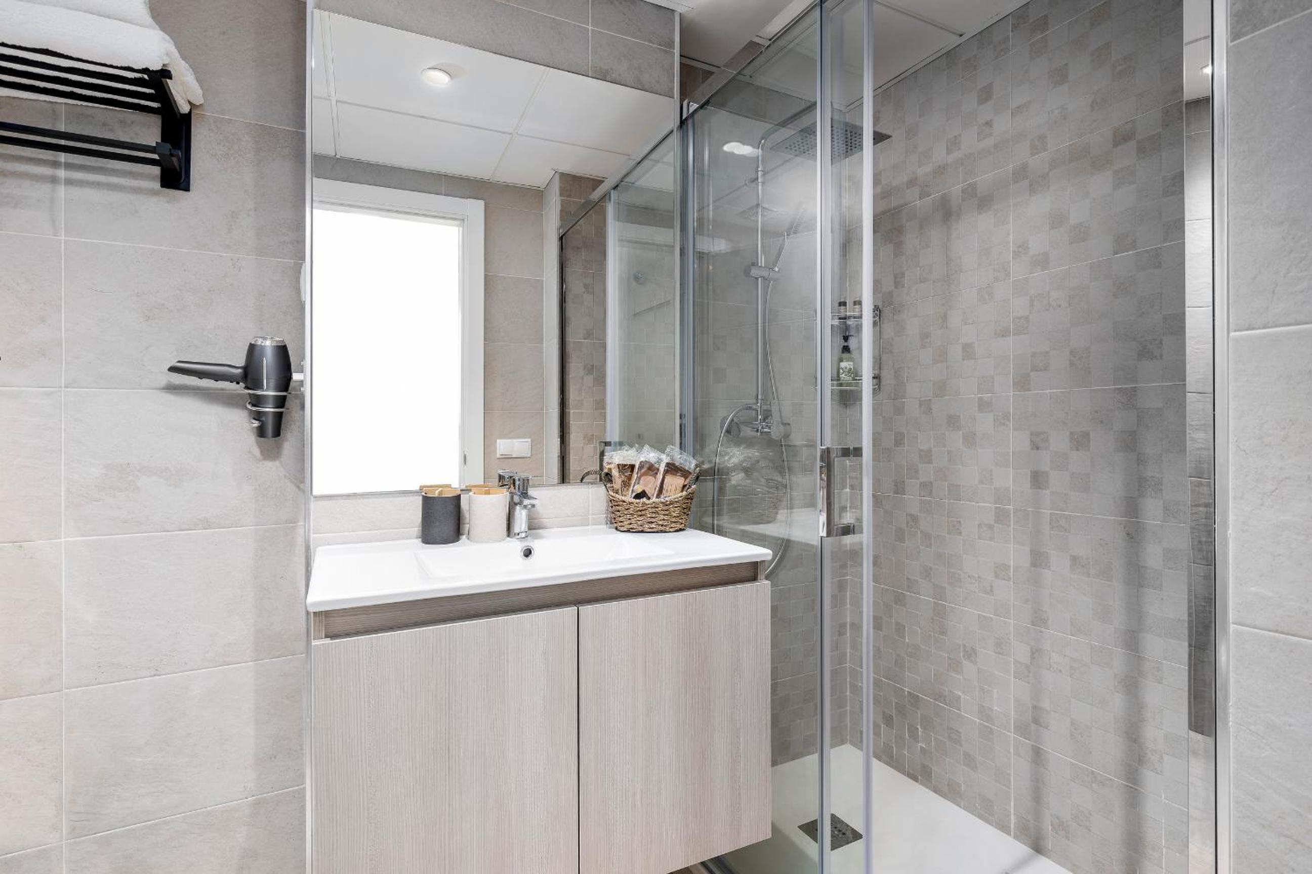 Apartamento deluxe con piscina, terraza & parking
