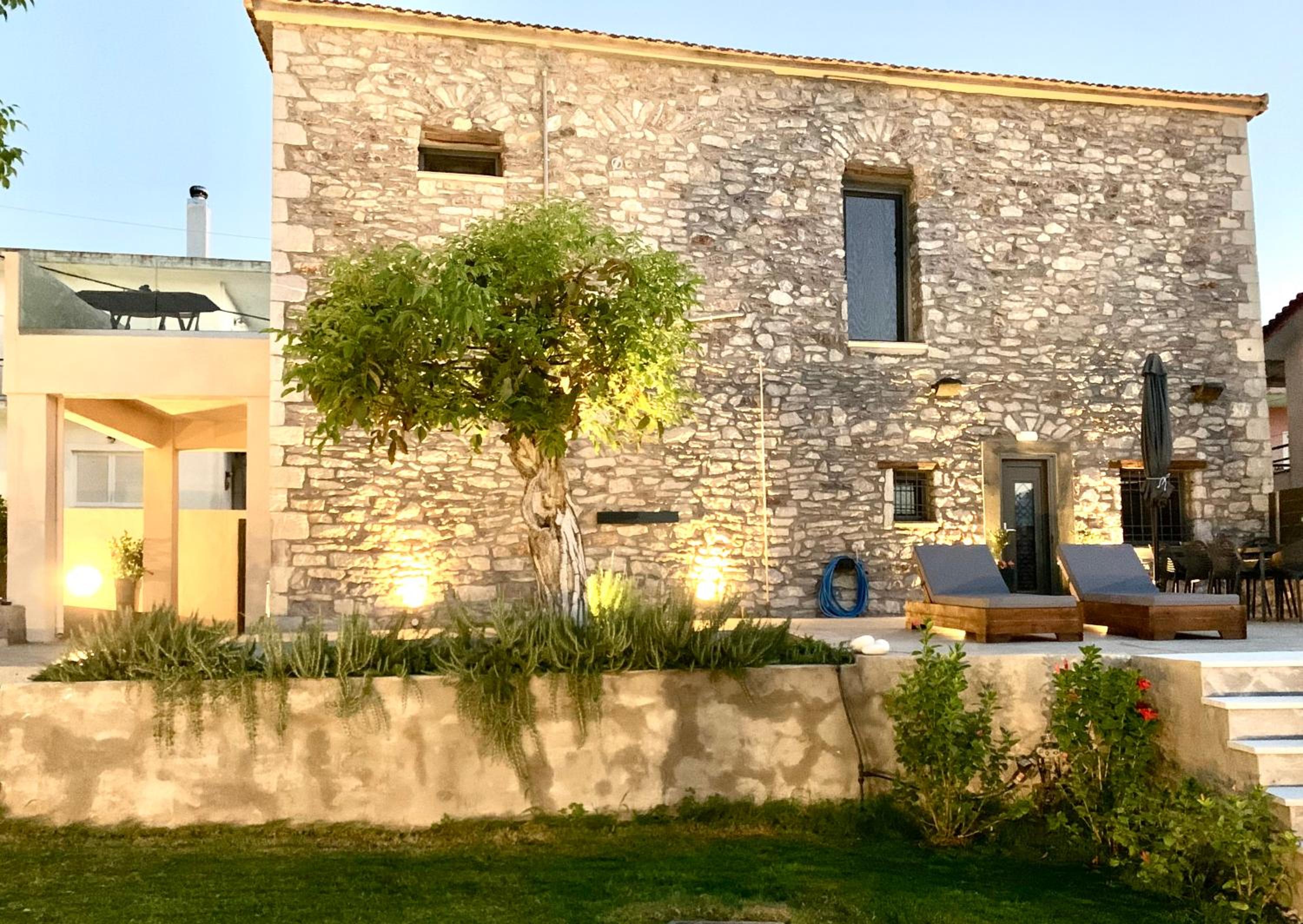 Hotel The Backyard - Image 1