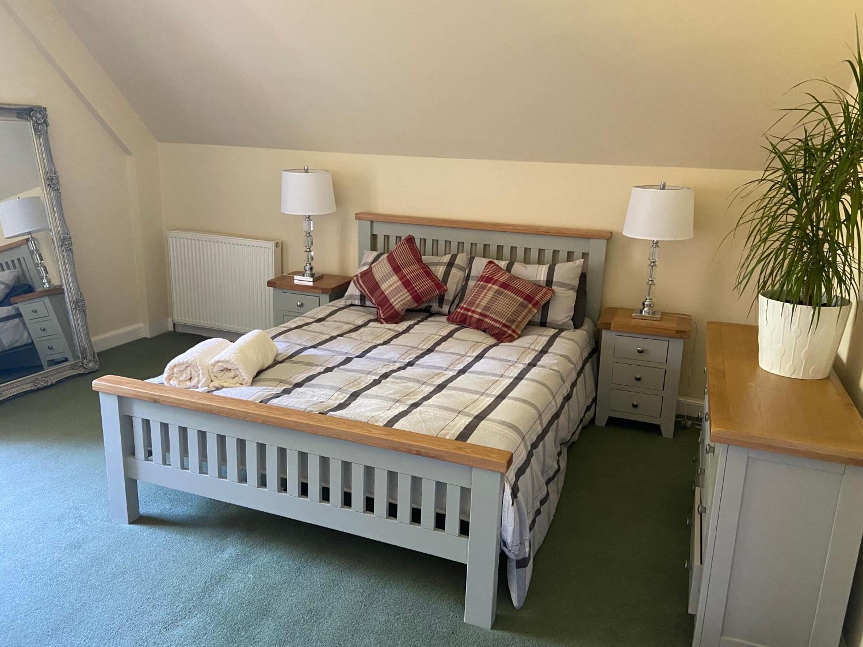 Fabulous 2 Bedroom House just outside Edinburgh view 3