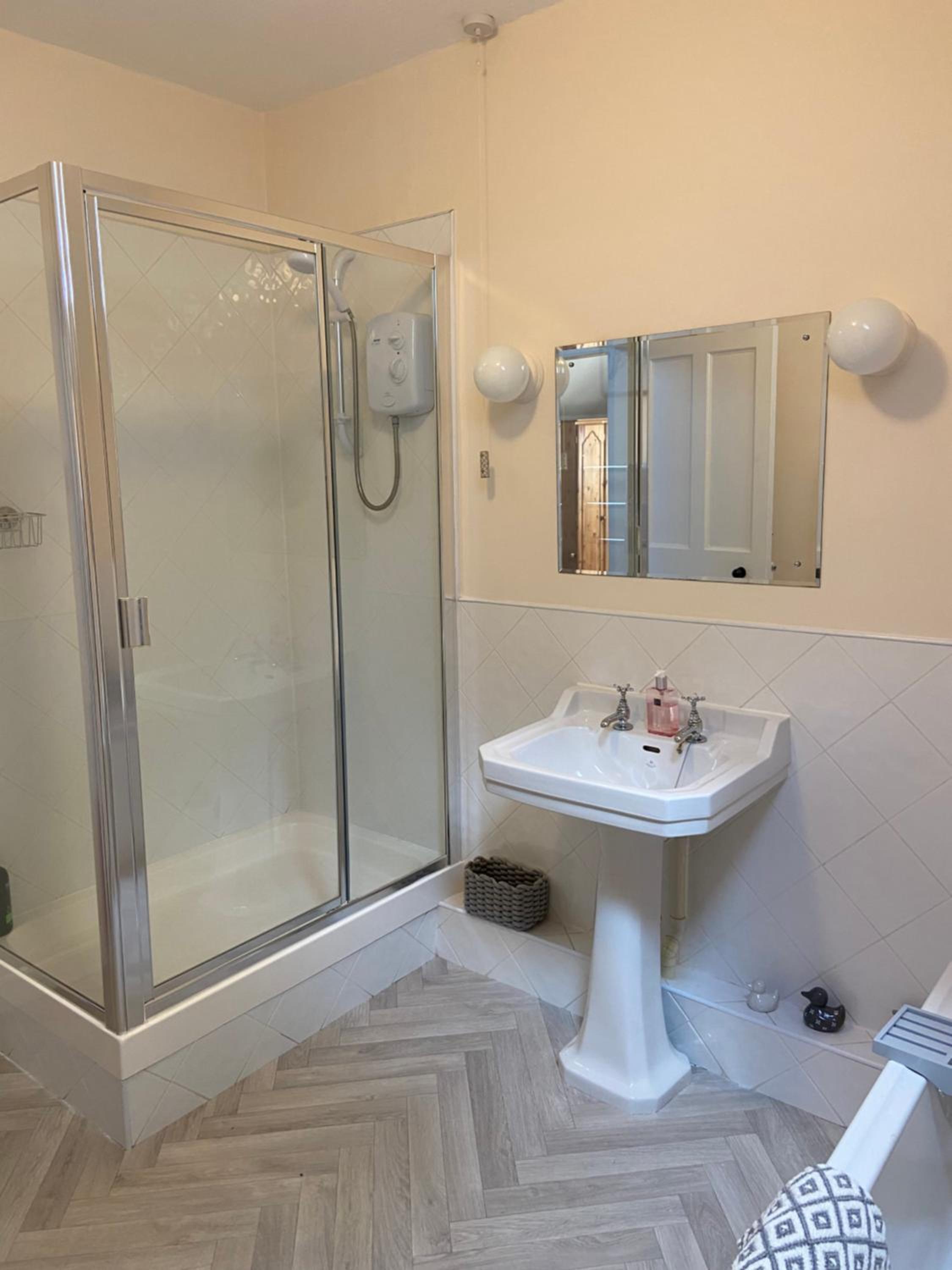 Fabulous 2 Bedroom House just outside Edinburgh view 5