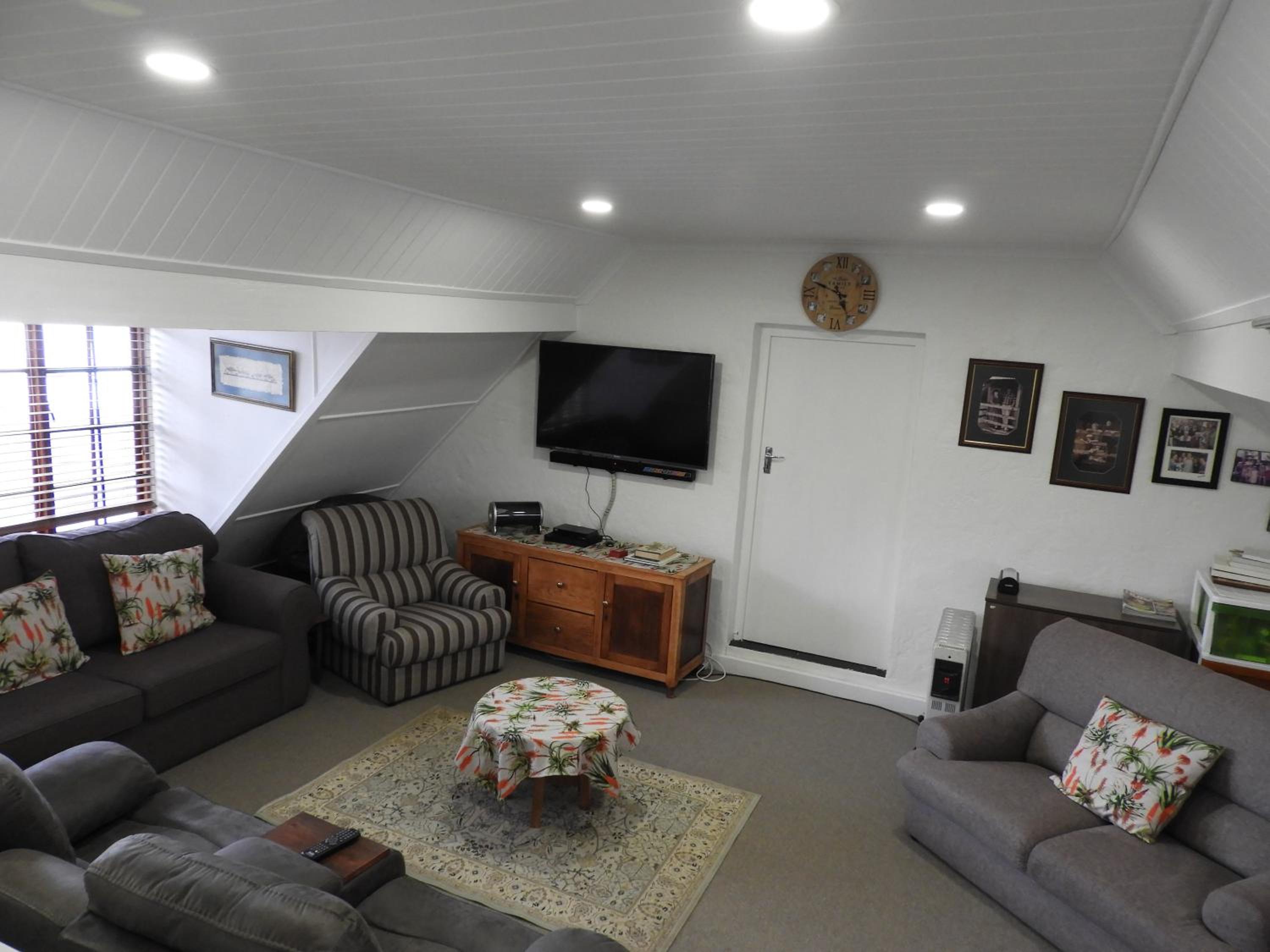 Cozy 4 bedroom house enclosed by sea and mountain. view 4