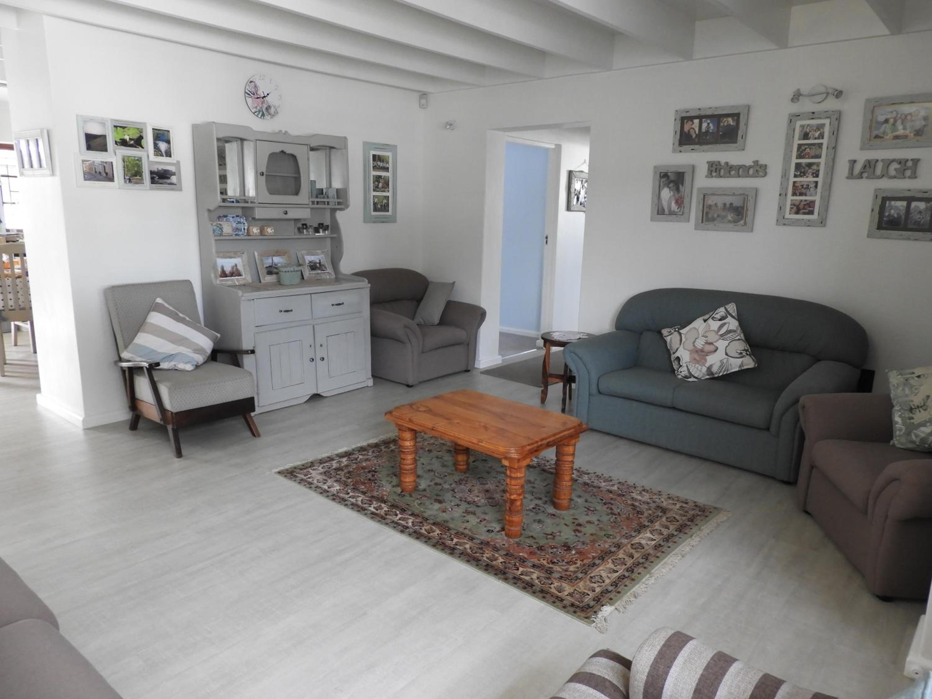 Cozy 4 bedroom house enclosed by sea and mountain. view 3