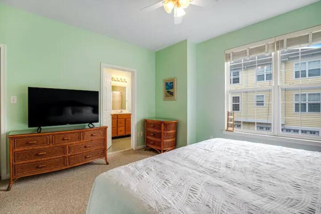 Relaxing Bethany Beach Retreat, Pools, Families Welcome Including Dogs!