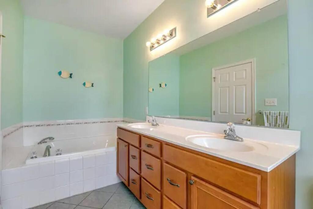 Relaxing Bethany Beach Retreat, Pools, Families Welcome Including Dogs!
