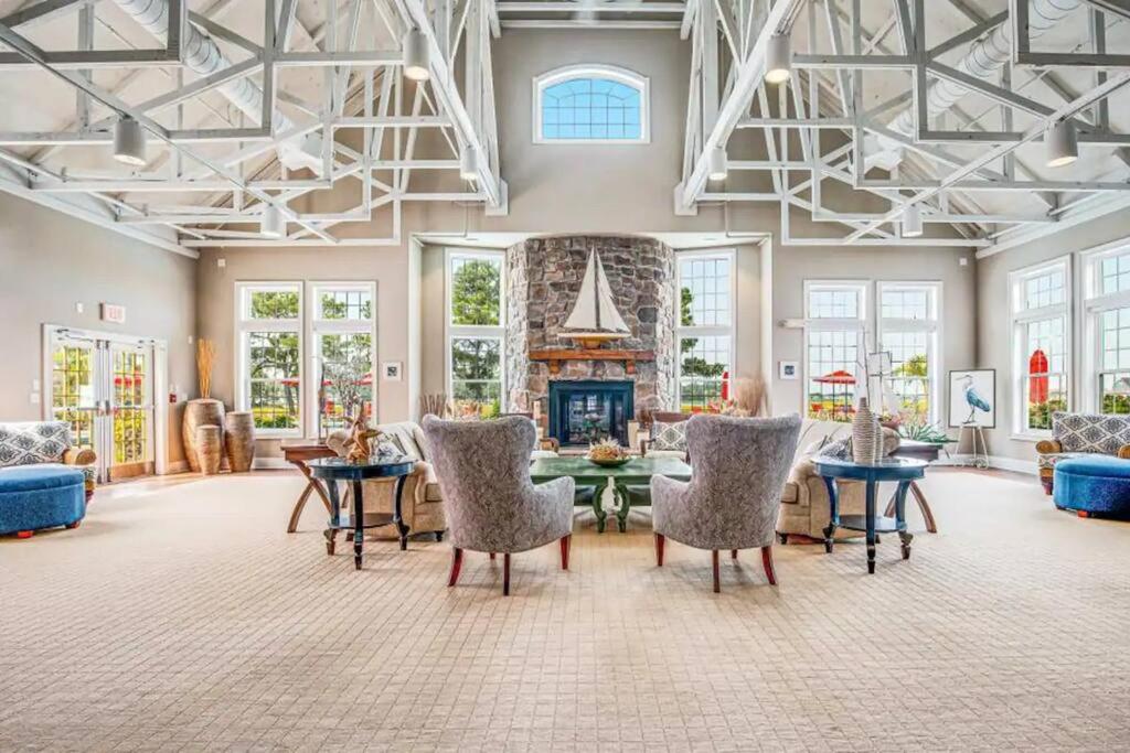 Relaxing Bethany Beach Retreat, Pools, Families Welcome Including Dogs!