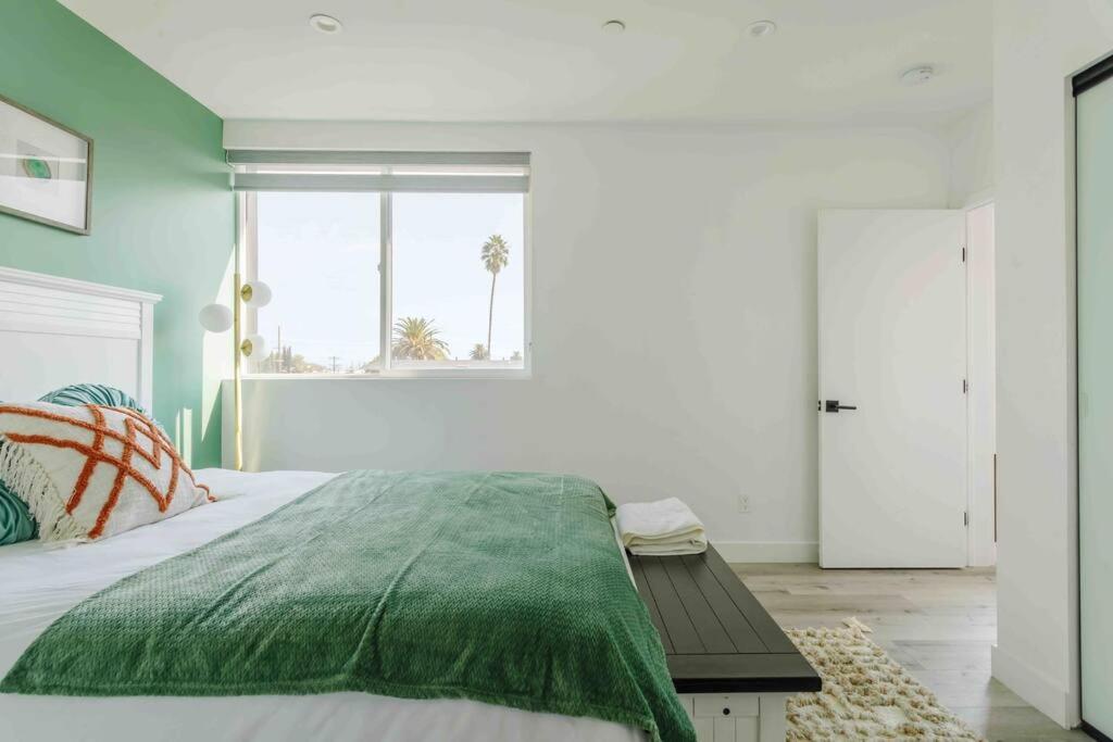 Stunning Hollywood Townhouse with Sunny views