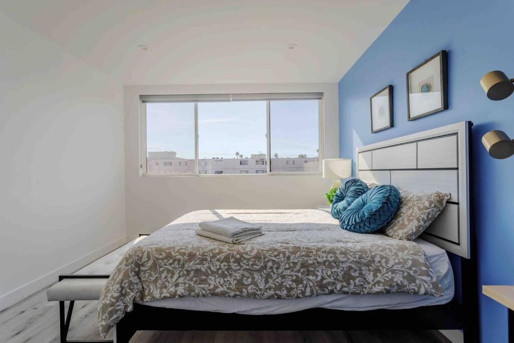 Stunning Hollywood Townhouse with Sunny views