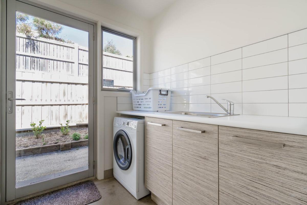 Living The Beach Dream - Pets, WiFi, 4 bdrm, 450m Shops