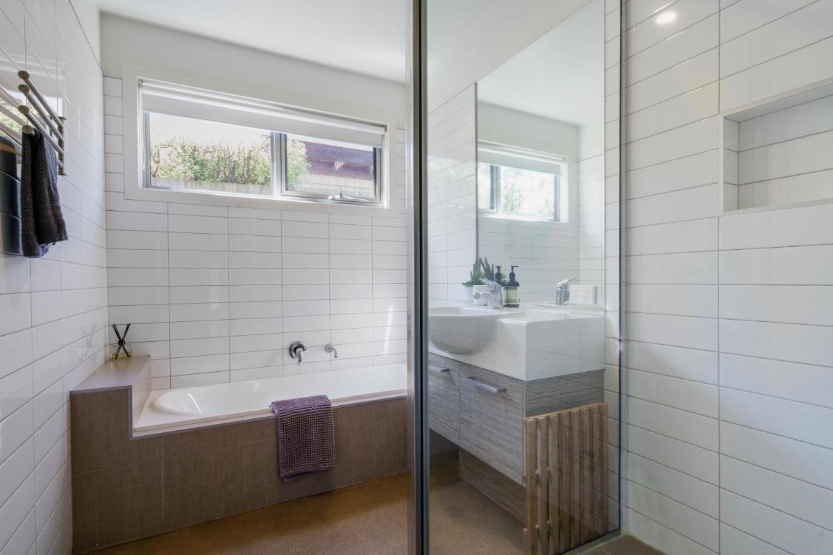 Living The Beach Dream - Pets, WiFi, 4 bdrm, 450m Shops